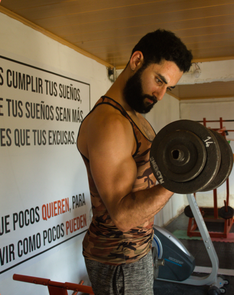 Instructor del gimnasio levantando una pesa
